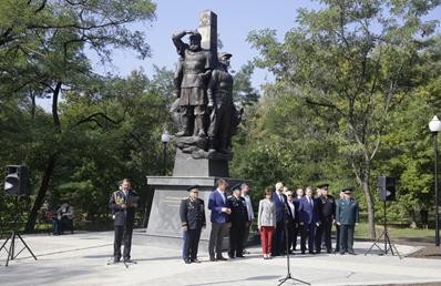 «Пограничникам всех поколений».