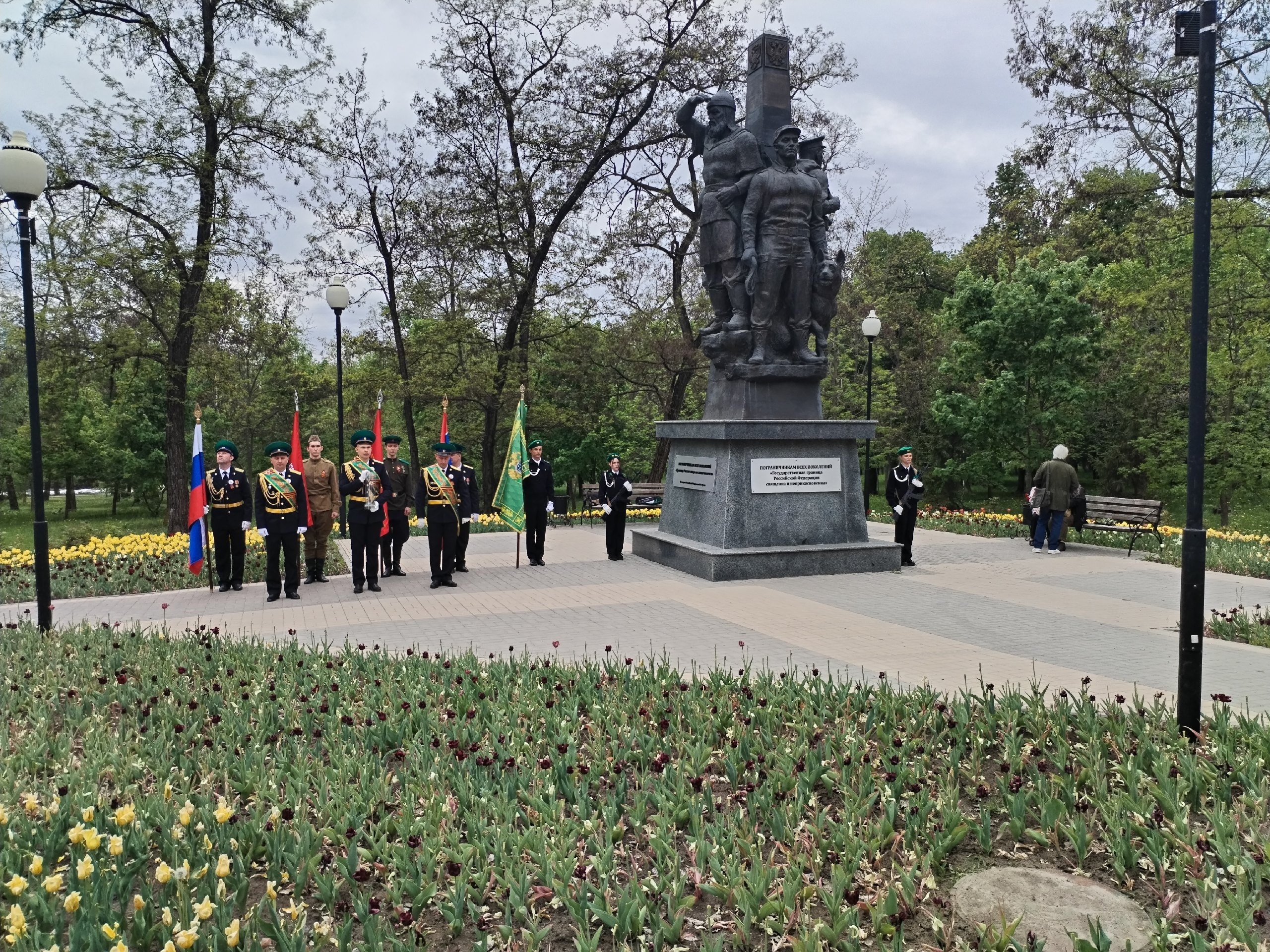 В преддверии 80-летия Победы, в рамках проведения эстафеты Победы кадеты нашей школы возложили цветы.